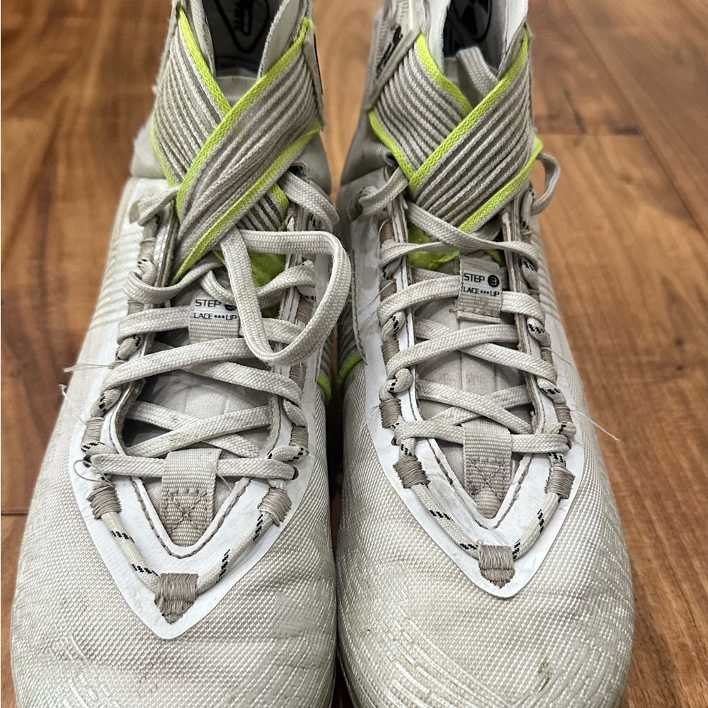 Under Armour men’s Highlight MC football cleats